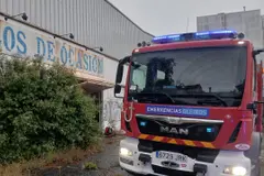 Un incendio en el antiguo concesionario Opel de Oleiros moviliza a los bomberos y despierta preocupaciones sobre su demolición