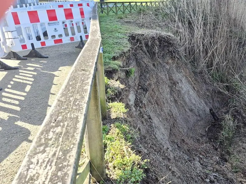 Desprendimiento de tierras en la parroquia de Santa Cruz: medidas urgentes del Concello