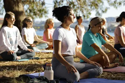 Yoga y mantras en la playa de Santa Cristina para promover la paz