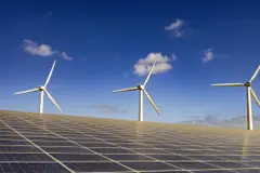 La UE pide a España limitar la inversión china en energías renovables para evitar apagones