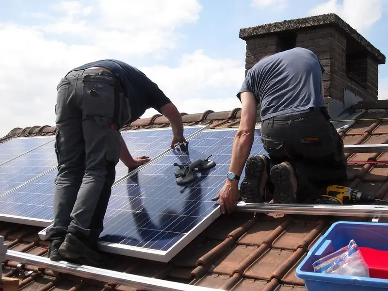 Aumento en la instalación de baterías junto a placas solares en hogares españoles