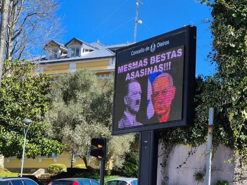 Oleiros retoma el controvertido cartel que compara a Netanyahu con Hitler