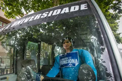 Oleiros denuncia con un autobús en Santa Cristina la falta de transporte universitario