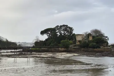 La Xunta exige más datos para clasificar la playa de Santa Cruz como apta para el baño