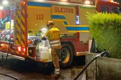 Motociclista herido tras colisión con un coche en la DP-5813 en Oleiros