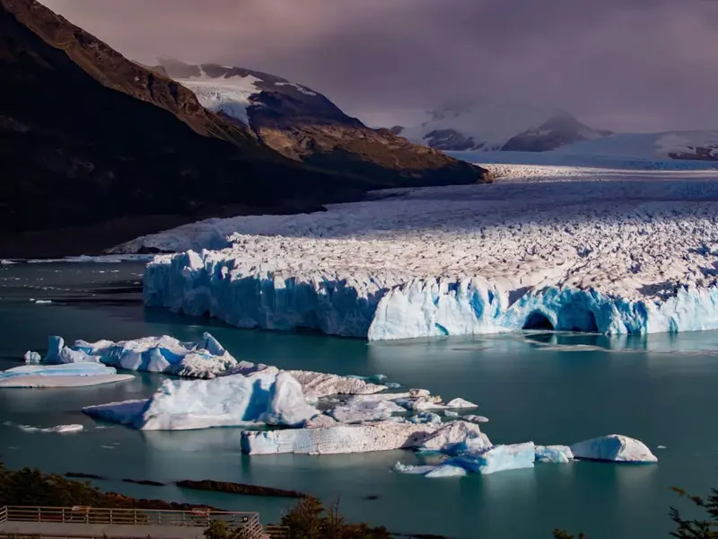 Desprendimientos en el glaciar Perito Moreno evidencian el impacto del cambio climático