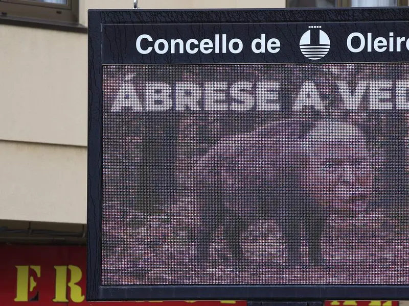 Oleiros inicia campaña satírica contra Donald Trump con carteles peculiares