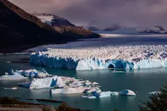 Desprendimientos en el glaciar Perito Moreno evidencian el impacto del cambio climático