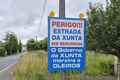 García Seoane denuncia el abandono de la Xunta con carteles en las vías de Oleiros