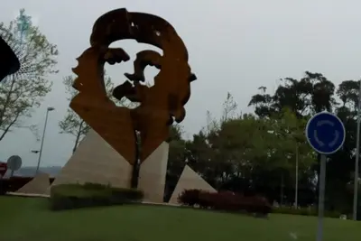 Oleiros destaca por su escultura del Che Guevara y su alta renta media