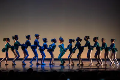 La Escuela Municipal de Danza brilla en el Teatro Colón con 'Un paseo por Oleiros'