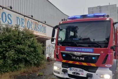 Un incendio en el antiguo concesionario Opel de Oleiros moviliza a los bomberos y despierta preocupaciones sobre su demolición