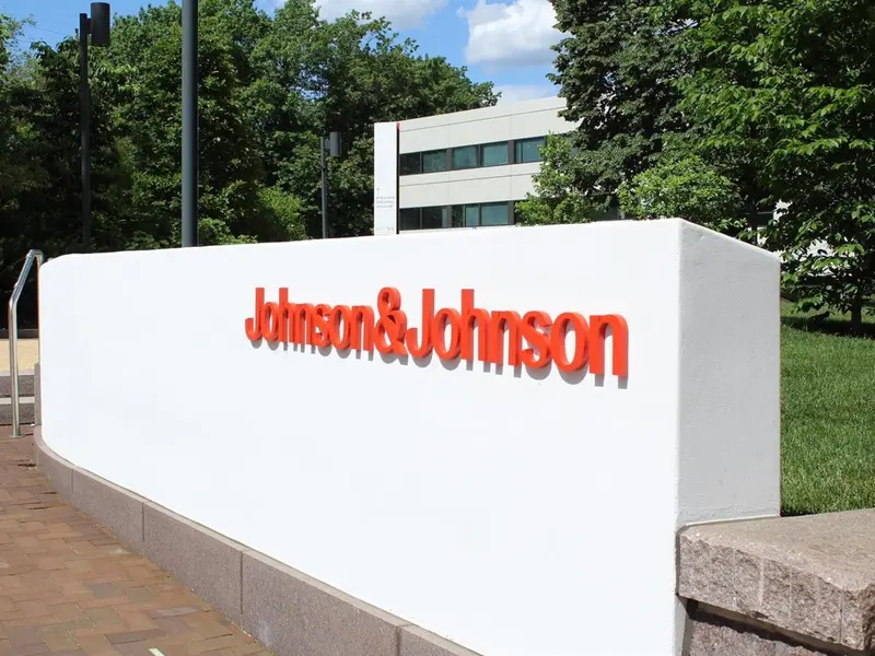 Johnson & Johnson recibe sellos de Transición Ecológica por reducir su huella de carbono