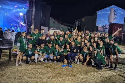 Las fiestas de Santa Cruz en Oleiros comienzan con un emotivo adiós a la comisión organizadora