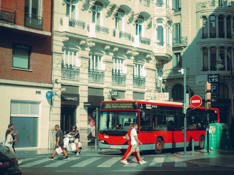 Madrid ofrece subvenciones de hasta 12.000 euros para retirar autobuses contaminantes