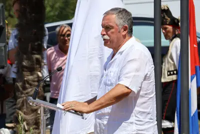 El alcalde de Oleiros recibe la Medalla de la Amistad con Cuba en homenaje a Fidel Castro