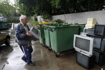 El alcalde de Oleiros aboga por mejorar la higiene de los contenedores de basura