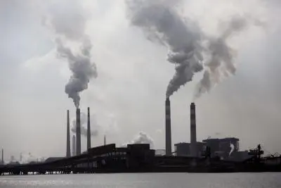 ONG denuncia que la Comisión Europea acelera permisos de infraestructuras contaminantes