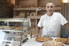 La panadería Román de Oleiros lucha por mantener su legado tras 60 años de historia