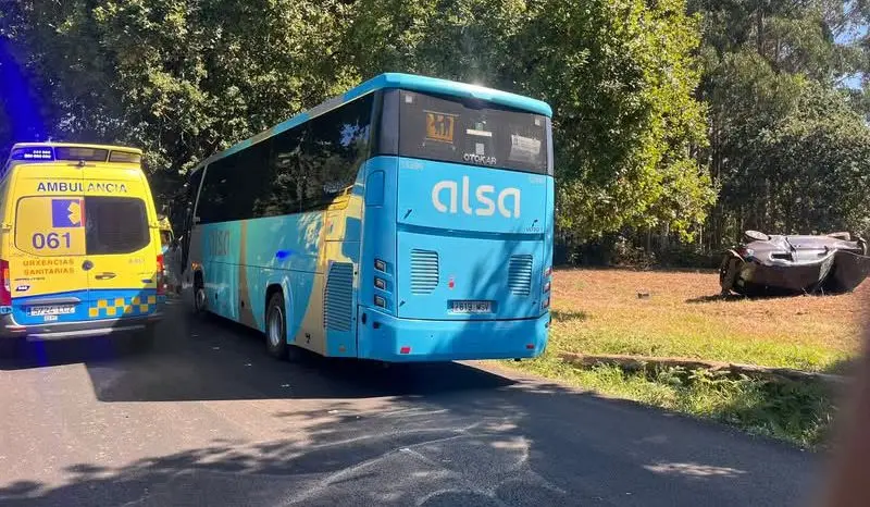 Grave accidente de tráfico en Oleiros: coche vuelca y choca contra un árbol