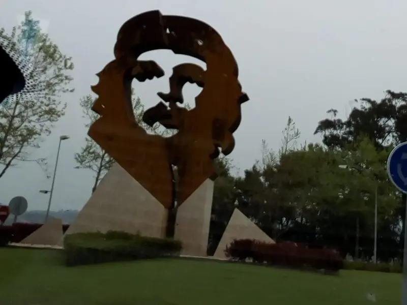 Oleiros destaca por su escultura del Che Guevara y su alta renta media