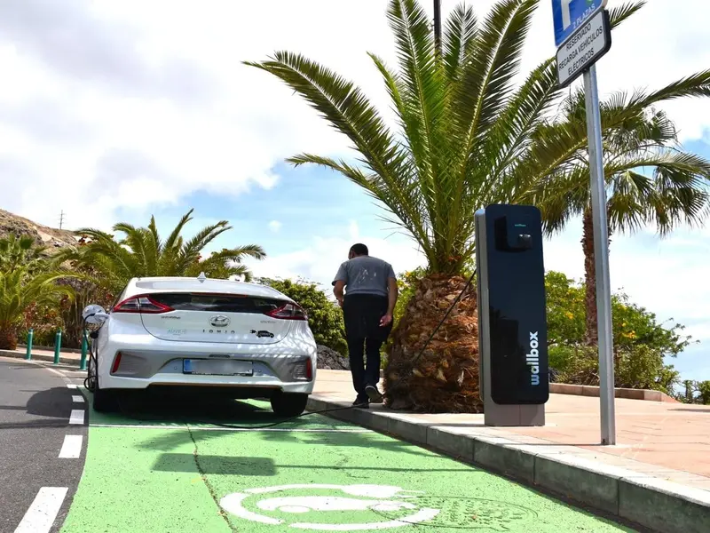 Desafíos en la red de recarga de coches eléctricos en carretera en España
