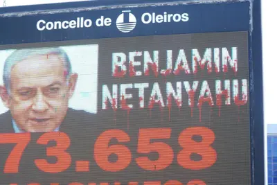 Oleiros critica a Netanyahu con mensajes en pantallas informativas