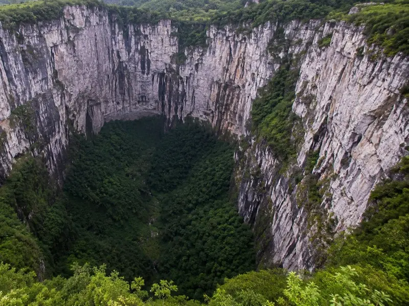 Descubren un ecosistema único en el enorme tiankeng de Xiaozhai en China