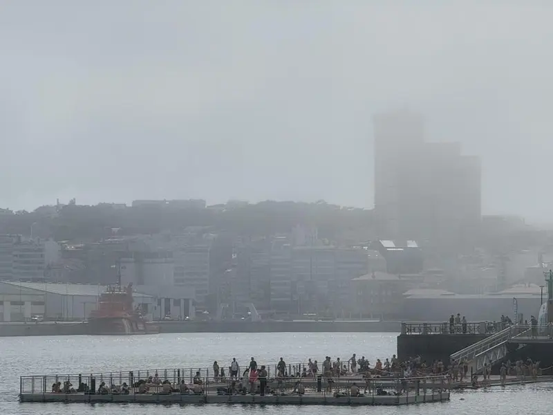 Niebla cubre A Coruña y oculta las costas de Oleiros