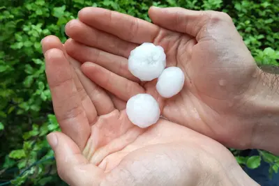 Intensa granizada causa problemas de alumbrado y vehículos afectados en Oleiros y A Coruña