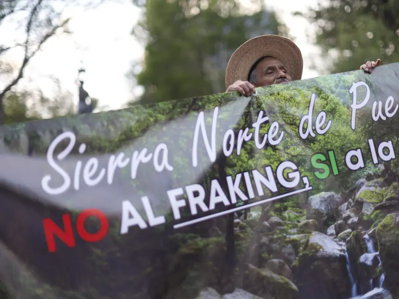 Activistas exigen prohibición del fracking a Claudia Sheinbaum en México