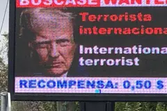 Oleiros carga contra Trump con mensajes en sus paneles públicos