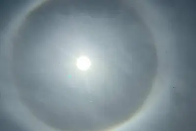 Curioso halo solar se observa en Oleiros por condiciones meteorológicas