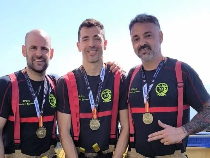 Bomberos de Oleiros completan con éxito la subida vertical del Gran Hotel Bali en Benidorm