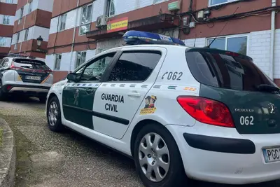 Un vecino de Oleiros lanza fuegos artificiales a la Guardia Civil para evitar su detención