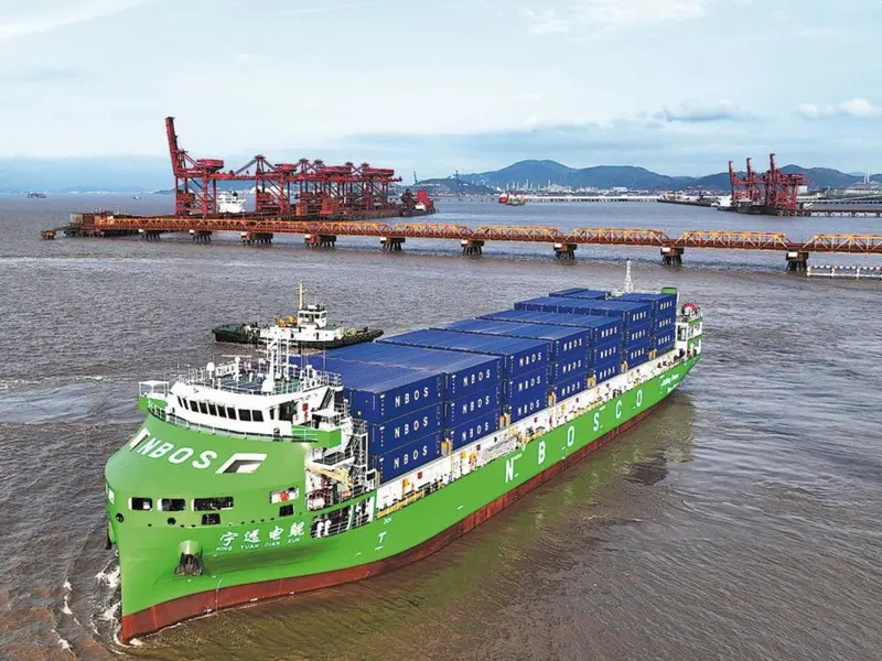 China lanza el primer buque portacontenedores 100% eléctrico del mundo