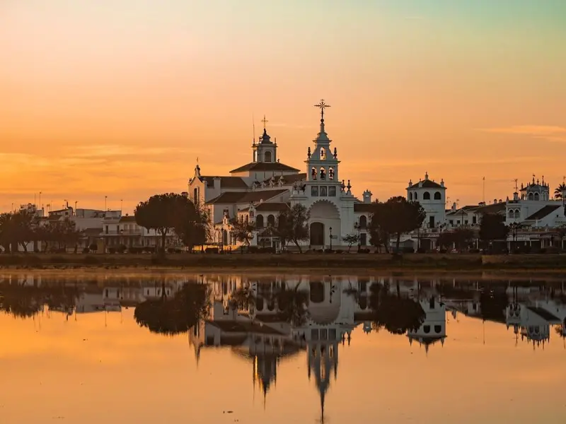 El Camino de Doñana impulsa campaña ambiental con 7.000 bolsas para la romería del Rocío