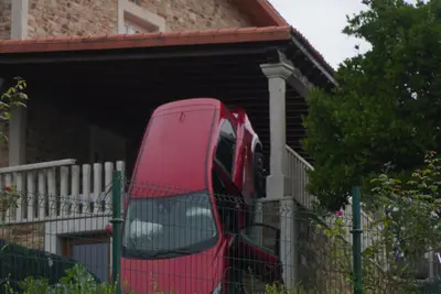 Accidente de coche en un balcón en Oleiros a primera hora del lunes