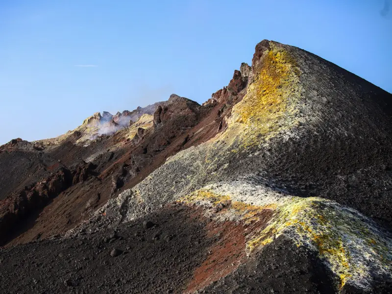 Investigación revela vida microbiana en tubos de lava de La Palma tras erupción volcánica