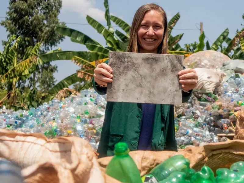Transforman plástico en baldosas en Uganda, reduciendo CO2 y creando empleo local