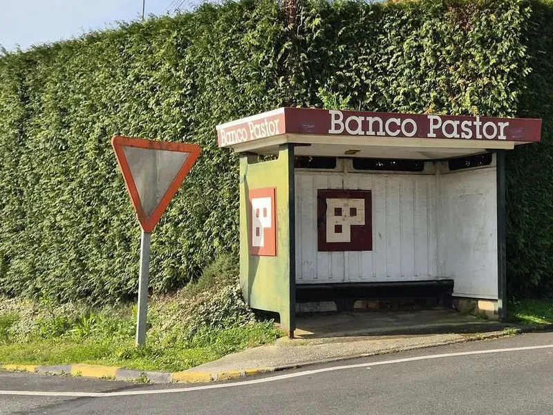 Una marquesina del Banco Pastor sobrevive en O Carballo, Oleiros