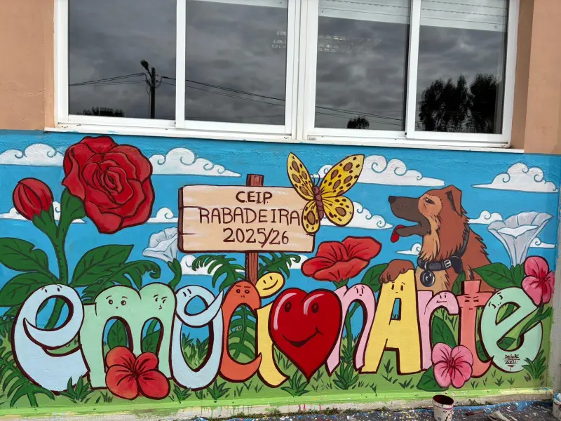 El CEIP de Rabadeira estrena un mural artístico que promueve la educación emocional