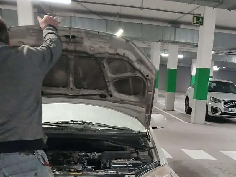 Incendio de vehículos en Montrove y en el parking de Mercadona en Oleiros