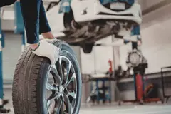 Los neumáticos de coches, principal fuente de microplásticos en las ciudades