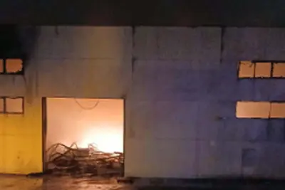 Incendio arrasa la nave de Trison en Espíritu Santo moviliza a bomberos de Oleiros y A Coruña