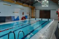 Oleiros lanza concurso para mejorar el aislamiento de la piscina de A Fábrica