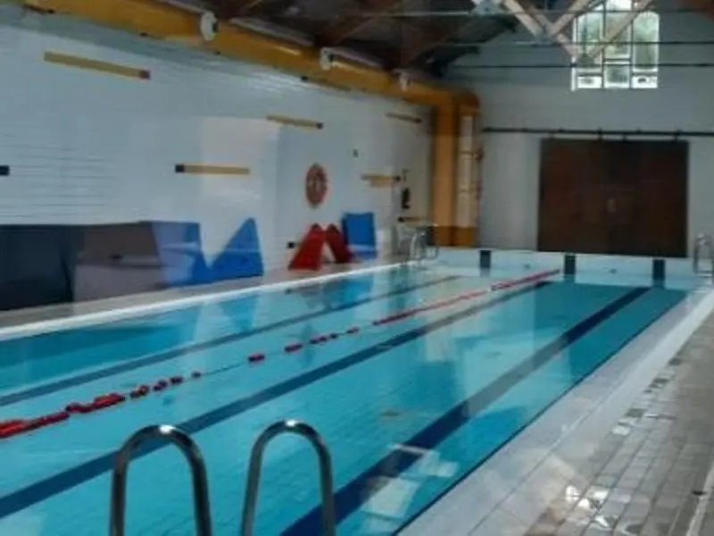 Oleiros lanza concurso para mejorar el aislamiento de la piscina de A Fábrica
