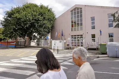Limpiadoras de colegios en Oleiros denuncian meses sin cobrar