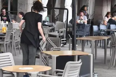 Sentencia niega baja laboral a hostelera de Oleiros tras desmayo en su local