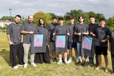 Perillo presenta camiseta con la Biblioteca Rialeda para las fiestas patronales